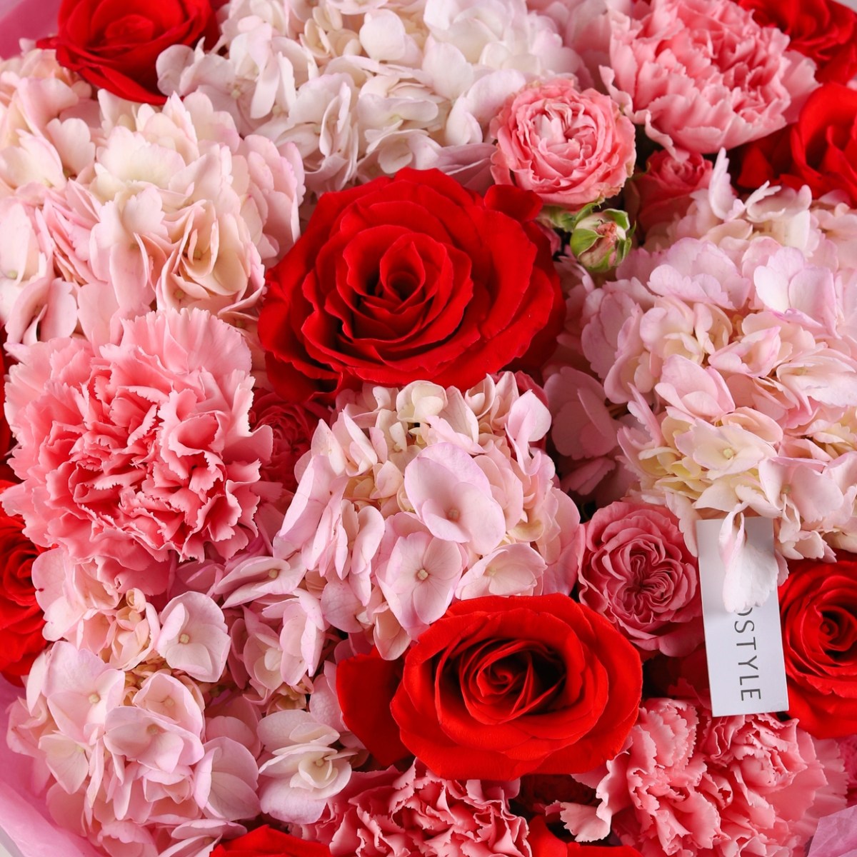 buket s rozovoj gortenziej i krasnoj rozoj 7